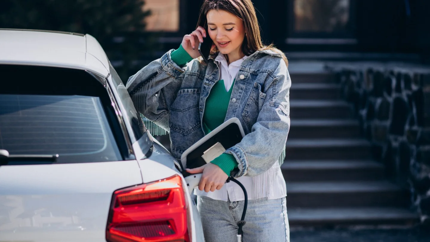 Electric vehicle receiving mobile charging support